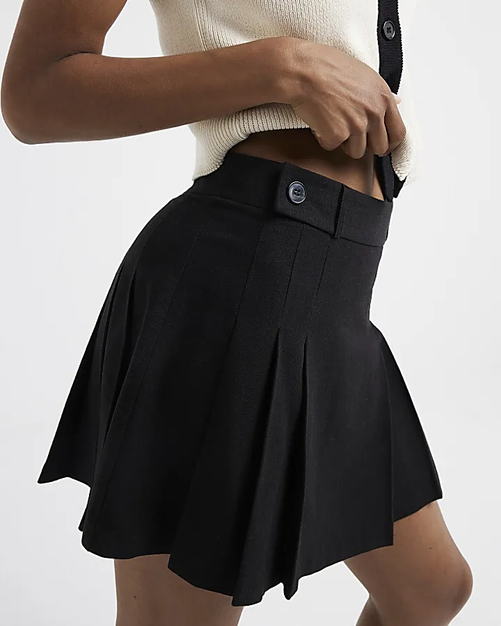 Black pleated skirt