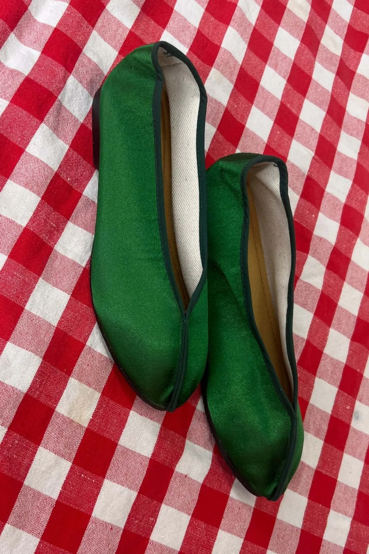 SATIN THEATRE SLIPPER - EMERALD