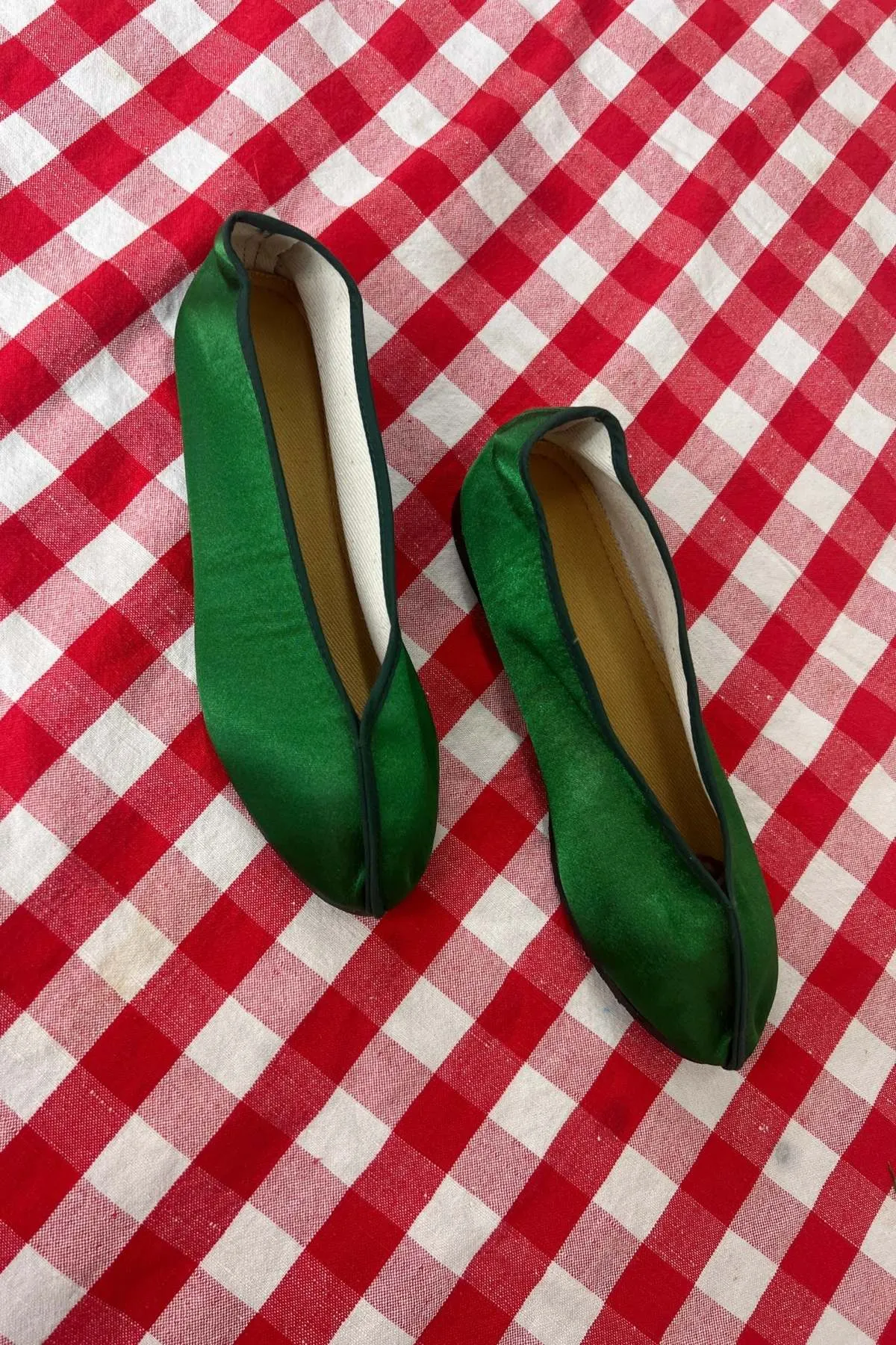 SATIN THEATRE SLIPPER - EMERALD